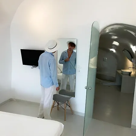 Azure Budget Rooms, Center